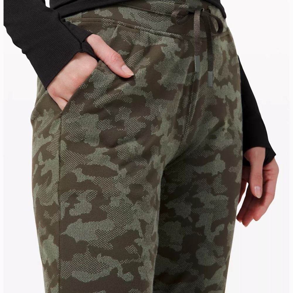 BRAND NEW LULU JOGGERS